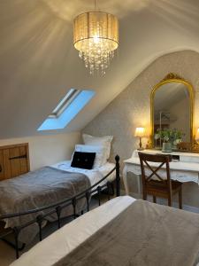 科舍姆Highcroft House的一间卧室配有两张床、镜子和一张书桌