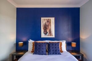 MoolarbenPrivate Rural Solace at Saje Farm in Cooks Gap的蓝色的卧室,配有一张带马匹照片的床
