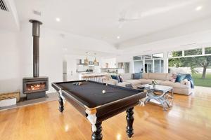 马奇'Bonnie View' A Magnificently Luxurious Retreat的客厅设有台球桌和壁炉。