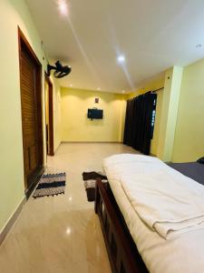 PadinjaratharaLeisure familyvillas的一间卧室,卧室内配有一张大床
