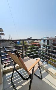 Dien Bien PhuFrontier Hostel & Tours的阳台顶部的折叠椅