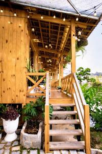 大叻Dớt's Garden Homestay的通往木屋的木楼梯