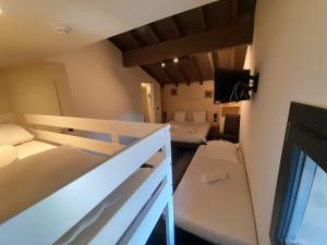 Condamine-ChâtelardChalet Sainte Anne的小房间设有两张床和楼梯