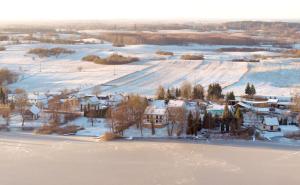 帕瑟姆Kaktus的雪中村庄的空中景观