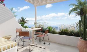 卡拉法蒂斯NUMO Mykonos Boutique Resort的阳台的天井配有桌椅