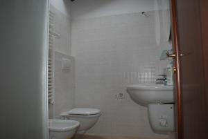 切齐纳码头Giacomo Home的白色的浴室设有水槽和卫生间。
