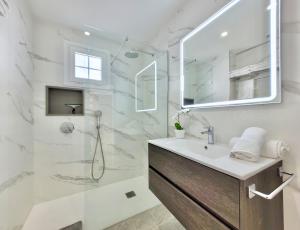 拉克鲁斯The Stylish Apartment的带淋浴和盥洗盆的白色浴室