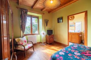 Bonnac-la-Côte蕾诗化思农场住宿加早餐旅馆的卧室配有床、椅子和窗户。