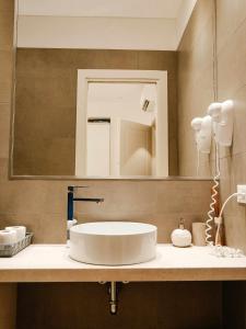 卡利亚里CeO LUXURY SUITE DI CAGLIARI的一间带水槽和镜子的浴室