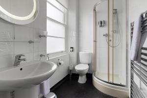 托基巴巴科姆皇家雕工酒店的白色的浴室设有水槽和卫生间。