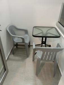 阿依纳帕BluejSuite的两把椅子和一张桌子以及一张桌子和椅子