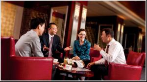 北京北京远通维景国际大酒店的一群人坐在桌子旁