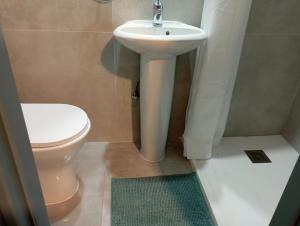 阿依纳帕BluejSuite的浴室配有白色水槽和卫生间。