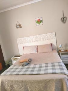 比勒陀利亚Accommodation@42 Capital的一间卧室配有一张带 ⁇ 子毯子的床