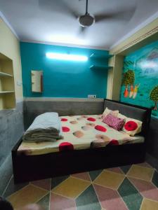 焦特布尔MOON NIGHT GUEST HOUSE的蓝色墙壁间的一张床位