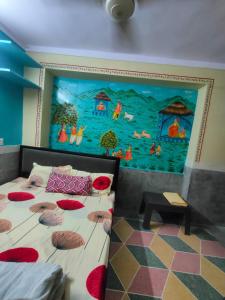 焦特布尔MOON NIGHT GUEST HOUSE的一间卧室配有一张壁画床