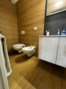 阿布鲁齐的罗塞托Villa Gina Case Vacanze的一间带卫生间、水槽和镜子的浴室