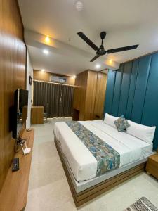 拉杰果德Hotel Royal Elite的一间卧室设有一张蓝色墙壁的大床