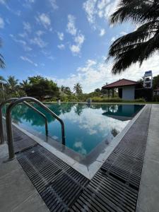 尼拉瓦利NN Beach Resort & SPA的蓝天度假村的游泳池