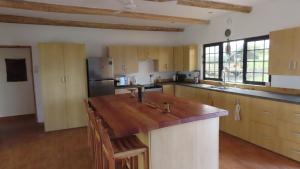 Archers PostSamburu Dik-Dik House & Susuk Self-catering Cottage的一个带木制台面的大厨房