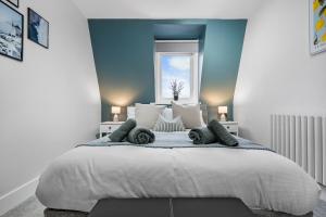 朴次茅斯2 Bed Stunning Spacious Apt, Central Portsmouth, Parking - Sleeps 4 by Blue Puffin Stays的一间卧室配有一张大床和枕头
