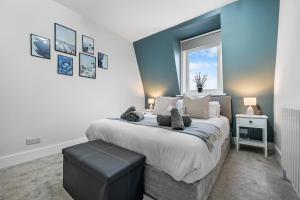 朴次茅斯2 Bed Stunning Spacious Apt, Central Portsmouth, Parking - Sleeps 4 by Blue Puffin Stays的一间卧室设有一张大床和一个窗户。