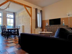 奥斯特西巴德钦诺维茨Ferienwohnung Zinnowitz USE 1501的客厅配有沙发和桌子