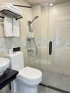凤凰凤凰古城Hemu House的带淋浴、卫生间和盥洗盆的浴室
