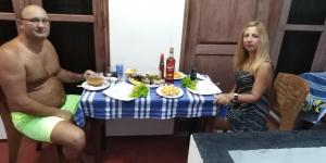 米瑞莎米瑞萨明珠度假村酒店的坐在餐桌旁吃饭的男人和女人