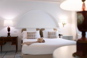 莫诺波利马塞里亚伊尔梅洛格拉诺酒店的一间卧室,床上有泰迪熊