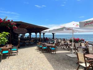 圣弗拉斯Kalina Apart的一个带桌椅的室外餐厅,享有海景。