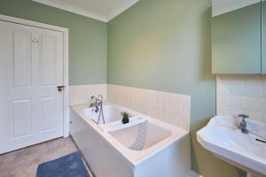 特维德上游的贝里克Host & Stay - Hide Hill Apartments的带浴缸和盥洗盆的浴室
