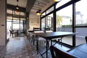 花莲市依九九九民宿的用餐室设有桌椅和窗户。