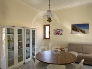 切萨雷奥港Villetta il Veliero的客厅配有桌子和沙发