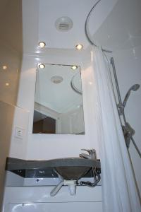 布鲁塞尔Hostel Van Gogh的一间带水槽和镜子的浴室
