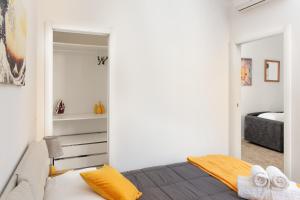米兰Kandinsky - Exclusive Apartment的白色卧室配有床和镜子