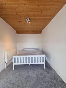 BryntegBron Haul, Mountain Views的配有木制天花板的客房内的白色床