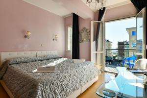 利多迪耶索罗HOTEL BLUMARIN的一间卧室配有一张床和一张玻璃桌
