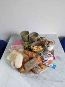 迪尔斯泰德附近韦克Hotel 1851的一张桌子,上面放着奶酪和其他食物