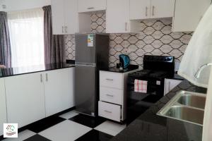 Likulezi Apartment 1的厨房或小厨房