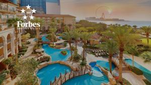 迪拜迪拜丽思卡尔顿酒店的度假村水上公园的空中景观