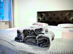 哥德堡Luxury Apartment In City Centre的床上的一堆毯子