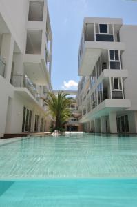 长滩岛柯伦特阿斯托里亚酒店的两个公寓大楼中间的一个游泳池