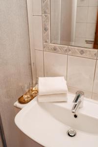 圣卡尼兹格雷夫酒店的白色浴室水槽和毛巾