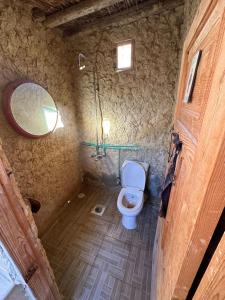锡瓦Muhra Camp Siwa的浴室设有卫生间和镜子。