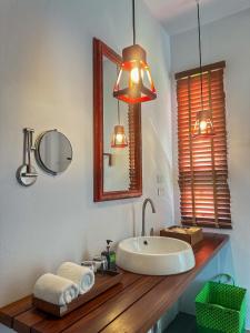 塔可克海滩甲米之家度假酒店的一间带水槽和镜子的浴室