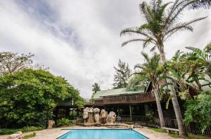 斯托姆勒菲齐齐卡马洛奇酒店的一座带游泳池和棕榈树的房子