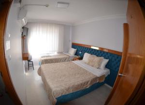 伊斯坦布尔帕多瓦酒店的小房间设有两张床和窗户