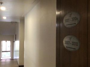 浦那IVY Studio的走廊墙上挂有钟的大门
