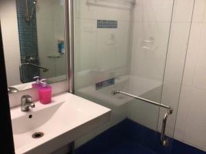 浦那IVY Studio的白色的浴室设有水槽和淋浴。